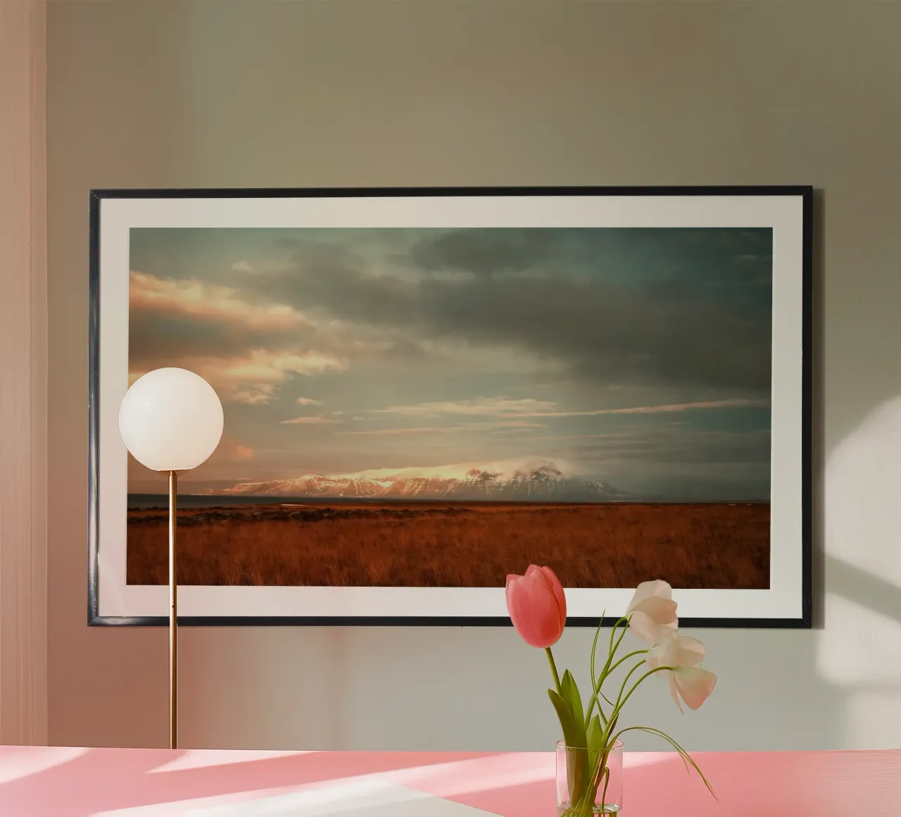 tramonto sul prato poster con telaio in plastica da Earthly Visions