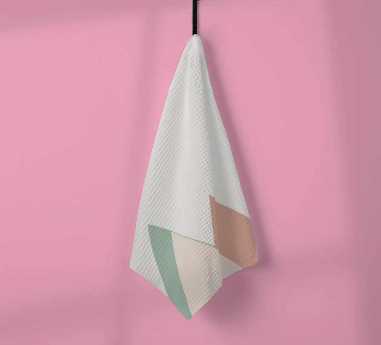 Composition abstraite d'un triangle vert, rose et corail torchon de DesignDoodle
