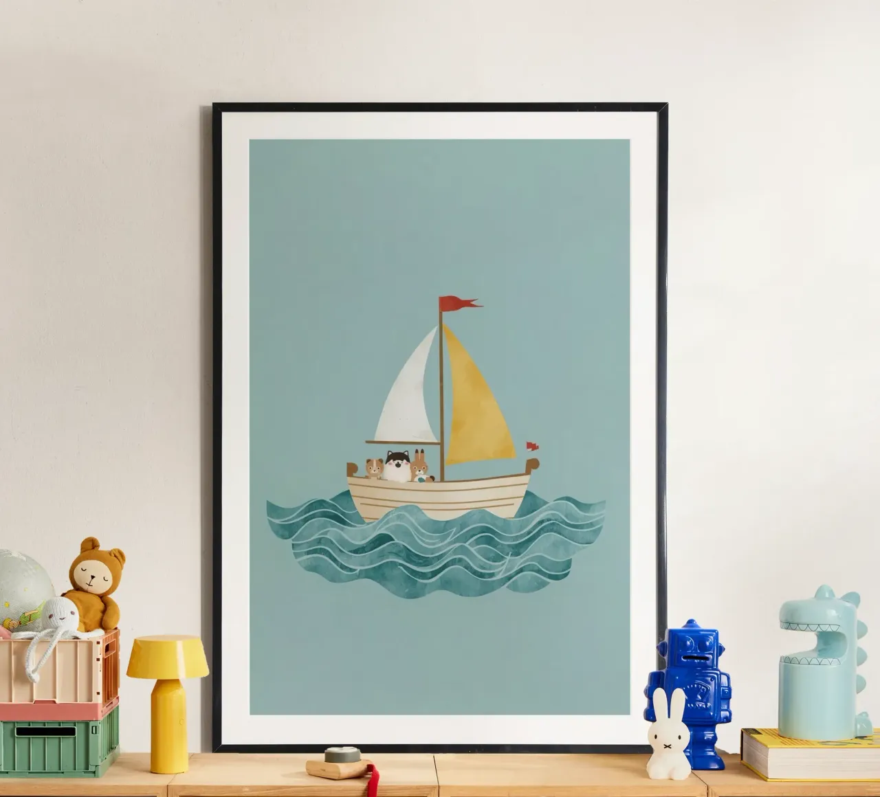 Cute Nursery Cartoon Animals in Sailboat on Waves (Animali animati in barca a vela) poster con telaio in plastica da DesignDoodle