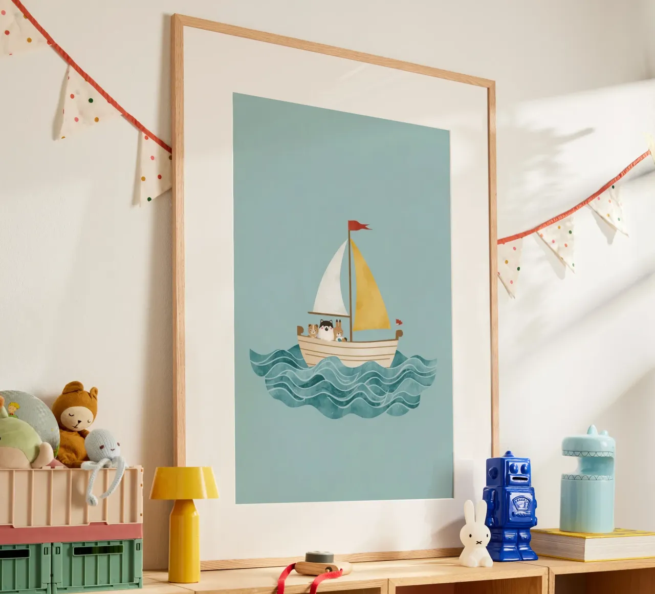 Cute Nursery Cartoon Animals in Sailboat on Waves (Animali animati in barca a vela) poster con telaio in plastica da DesignDoodle