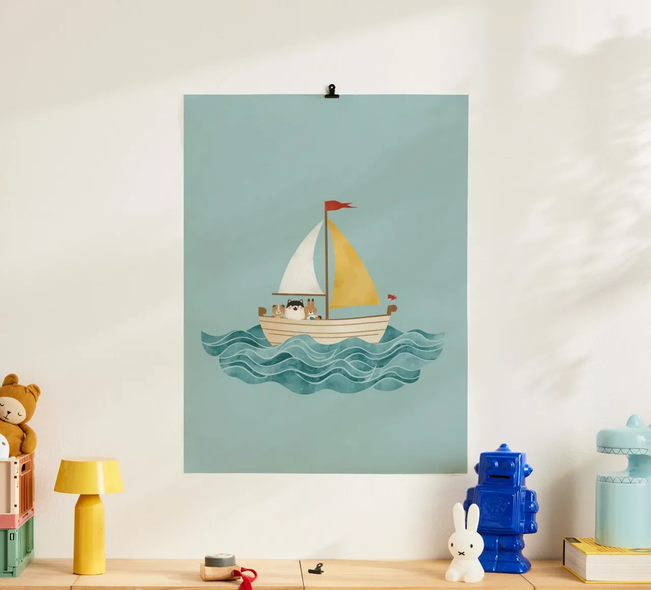 Cute Nursery Cartoon Animals in Sailboat on Waves (Animali animati in barca a vela) poster con telaio in plastica da DesignDoodle