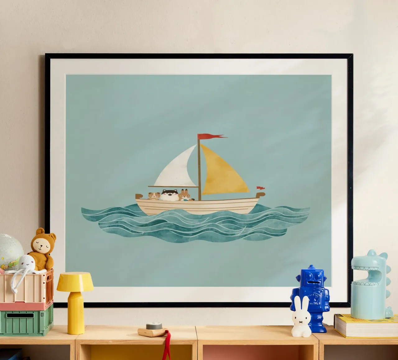 Cute Nursery Cartoon Animals in Sailboat on Waves (Animali animati in barca a vela) poster con telaio in plastica da DesignDoodle
