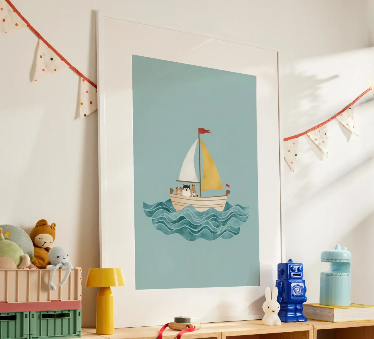 Cute Nursery Cartoon Animals in Sailboat on Waves (Animali animati in barca a vela) poster con telaio in plastica da DesignDoodle