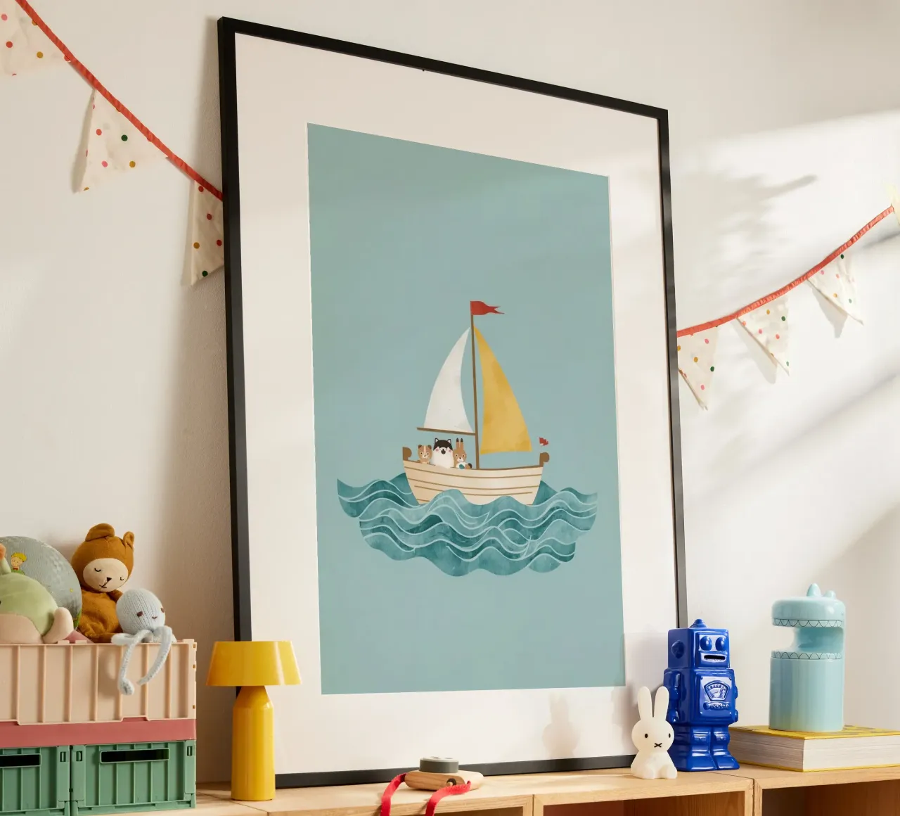Cute Nursery Cartoon Animals in Sailboat on Waves (Animali animati in barca a vela) poster con telaio in plastica da DesignDoodle