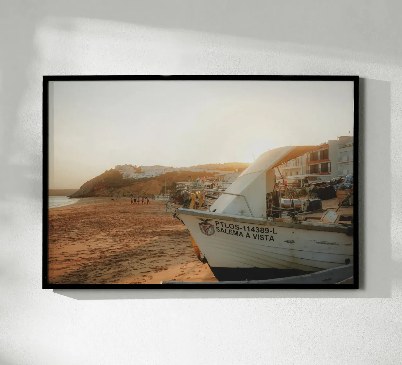 Golden Hour at Salema Beach poster con telaio in legno da Thilo Grøsch