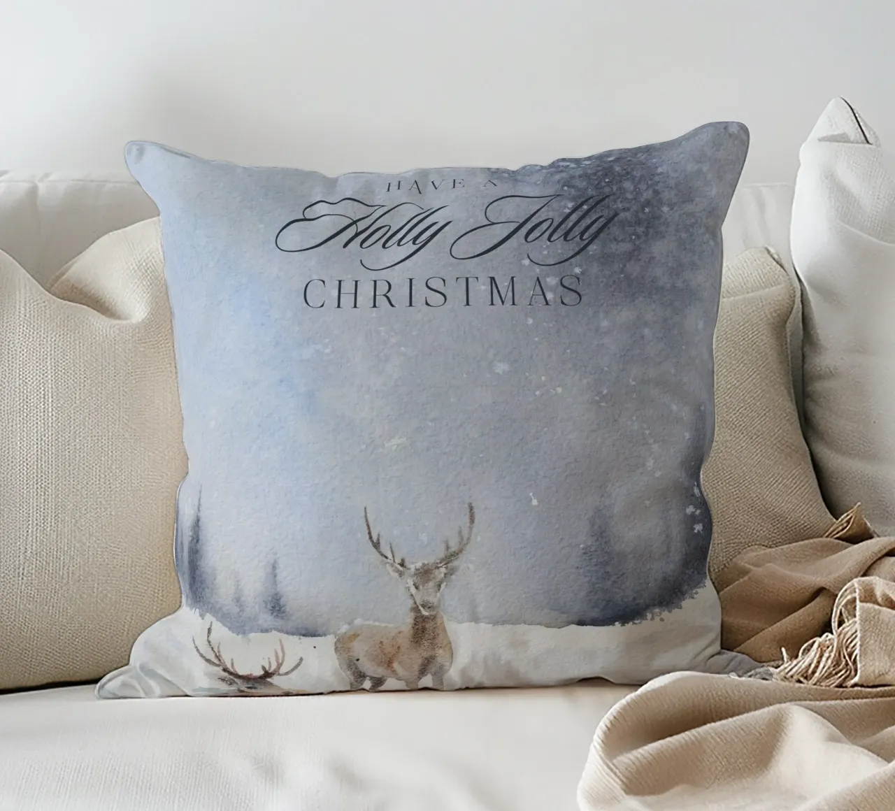 Renne in un bosco invernale con la scritta Have a Holly Jolly Chr cuscino da Studio Vibe
