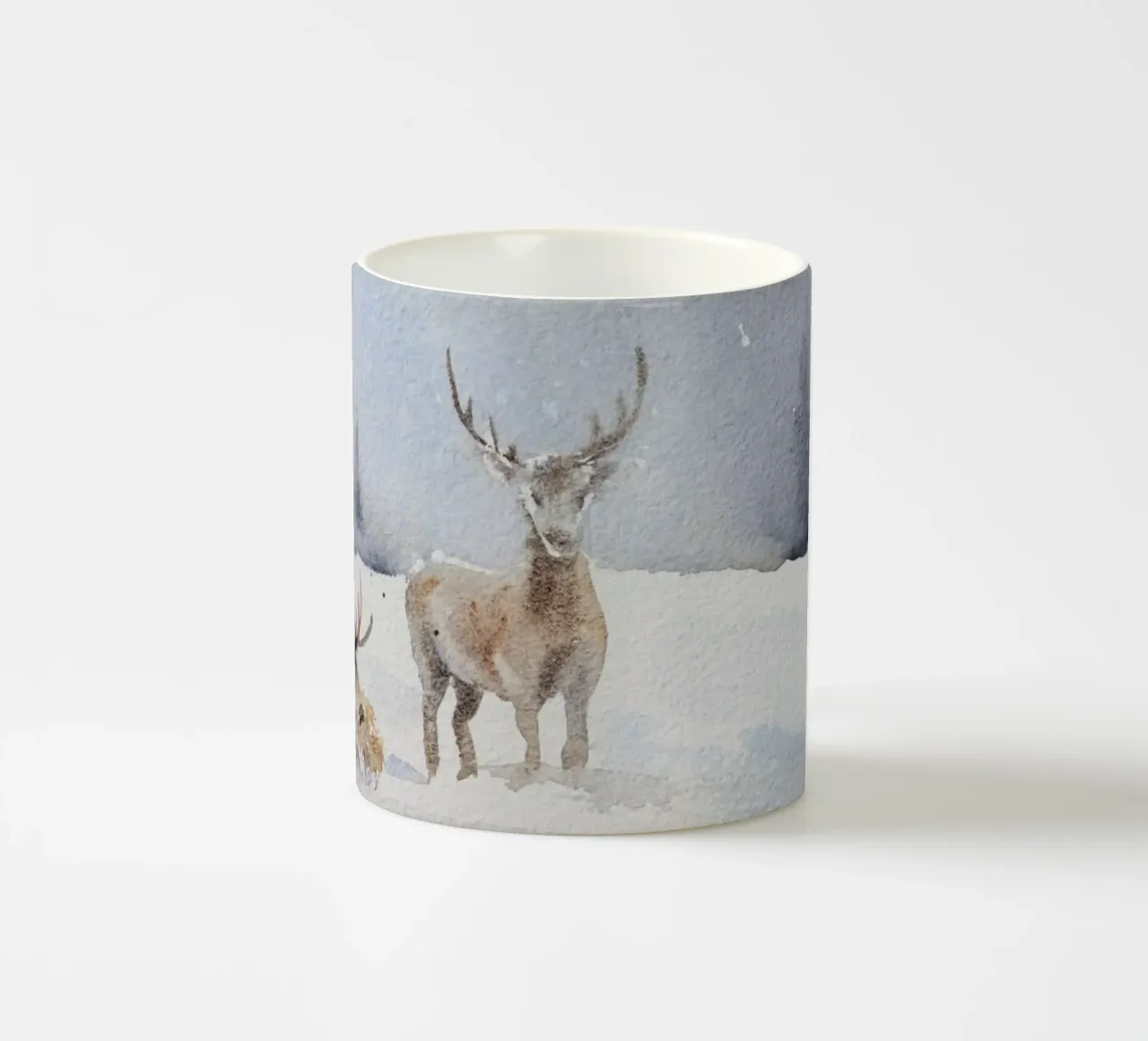 Renne in un bosco invernale con la scritta Have a Holly Jolly Chr tazza in ceramica da Studio Vibe