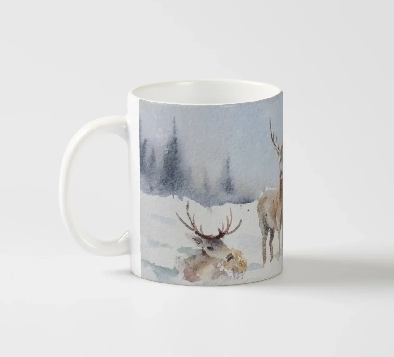 Renne in un bosco invernale con la scritta Have a Holly Jolly Chr tazza in ceramica da Studio Vibe