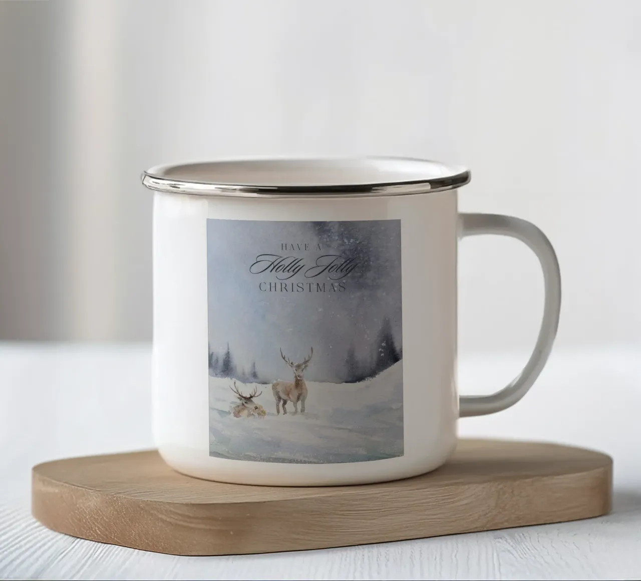 Renne in un bosco invernale con la scritta Have a Holly Jolly Chr tazza in smalto da Studio Vibe