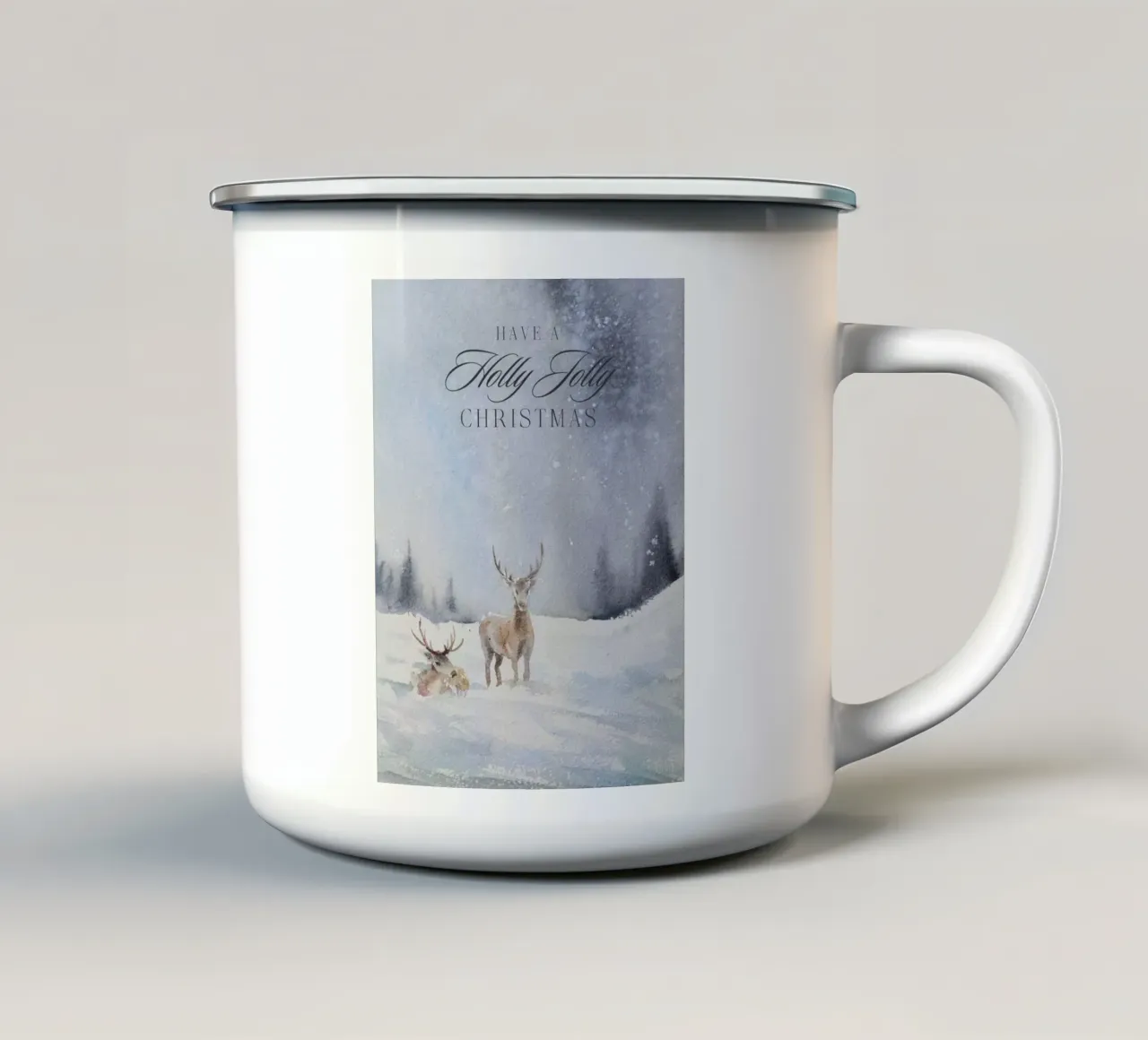 Renne in un bosco invernale con la scritta Have a Holly Jolly Chr tazza in smalto da Studio Vibe