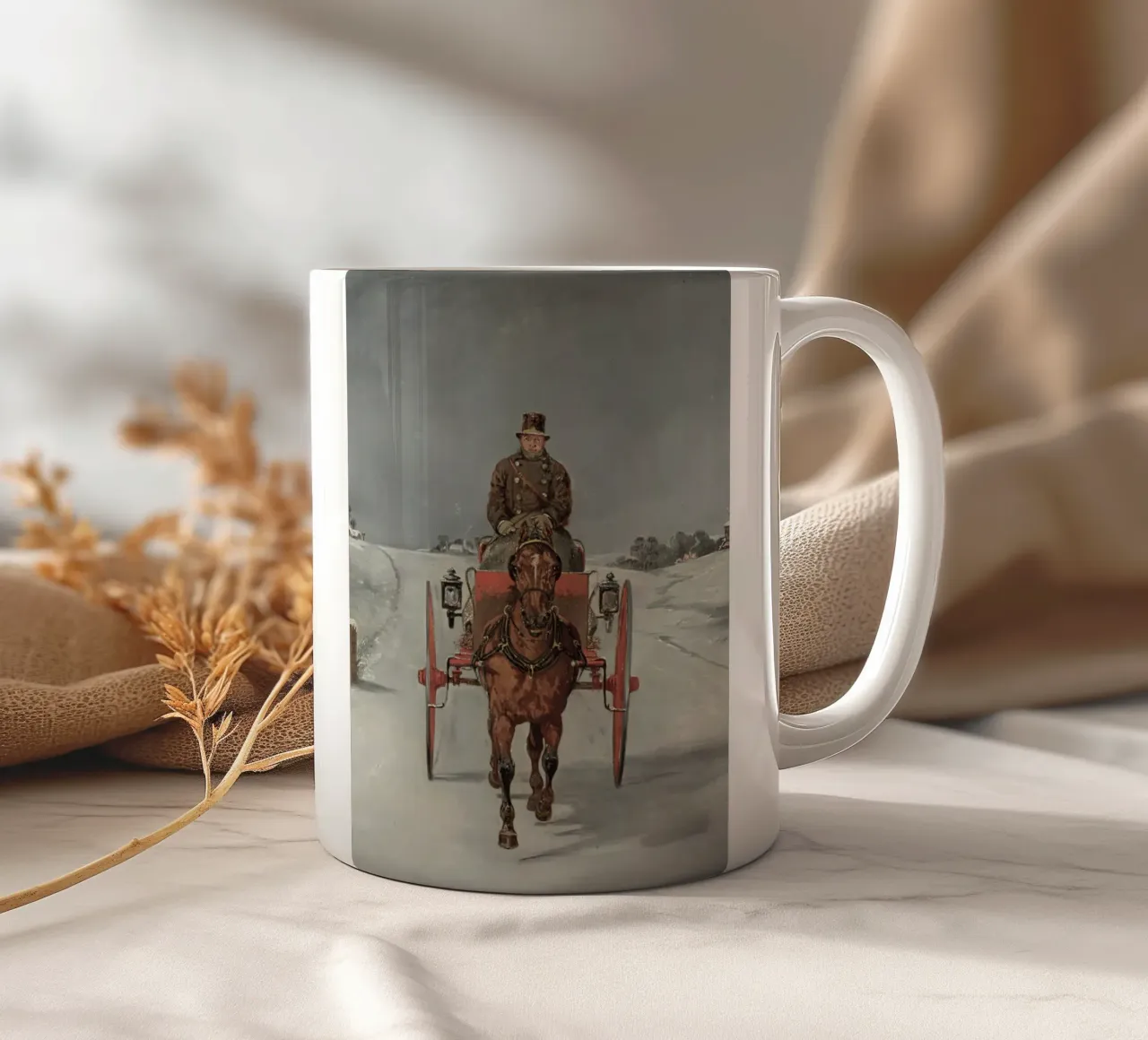 Carrozza trainata da cavalli su una strada di campagna innevata in inverno tazza in ceramica da Studio Vibe