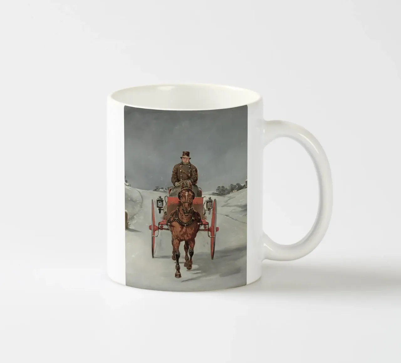 Carrozza trainata da cavalli su una strada di campagna innevata in inverno tazza in ceramica da Studio Vibe