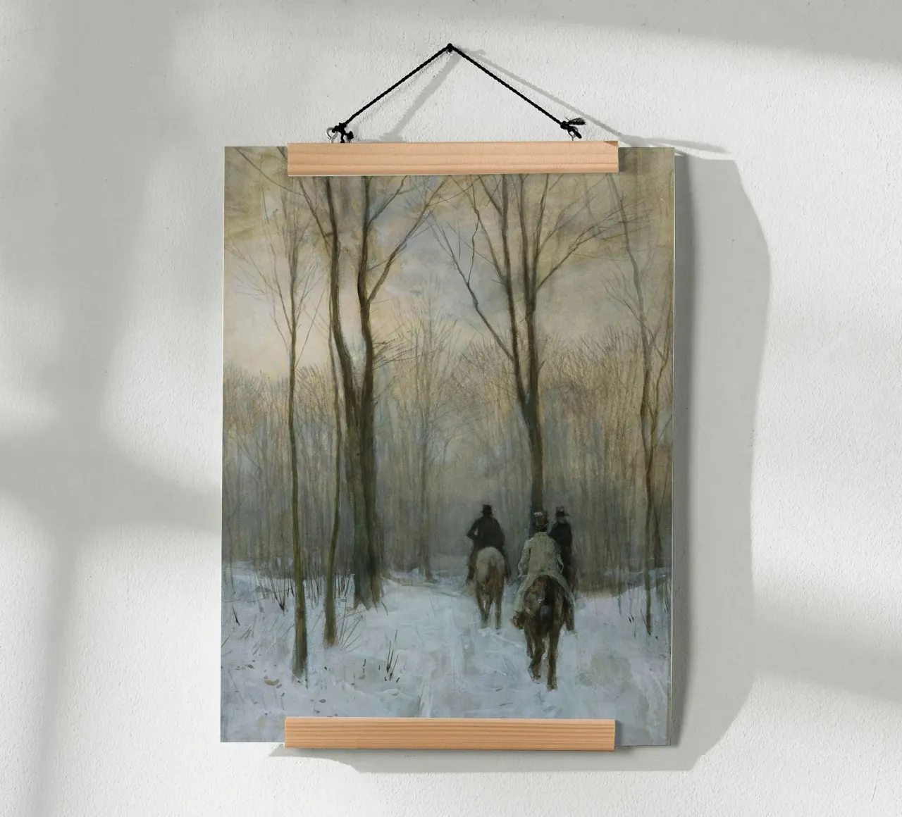 Tre cavalieri in un bosco invernale innevato sotto alberi spogli poster con telaio in plastica da Studio Vibe