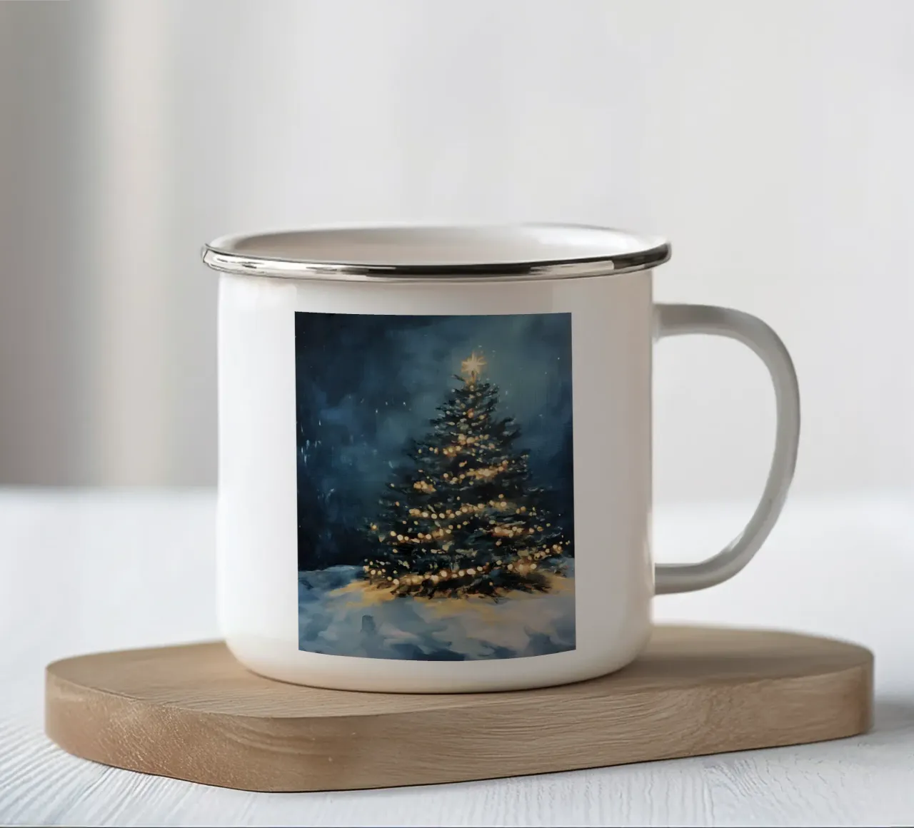 Albero di Natale luminoso nella neve con una stella scintillante tazza in smalto da Studio Vibe