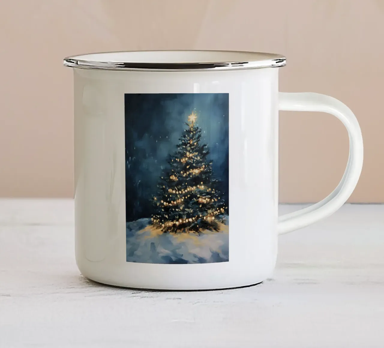 Albero di Natale luminoso nella neve con una stella scintillante tazza in smalto da Studio Vibe
