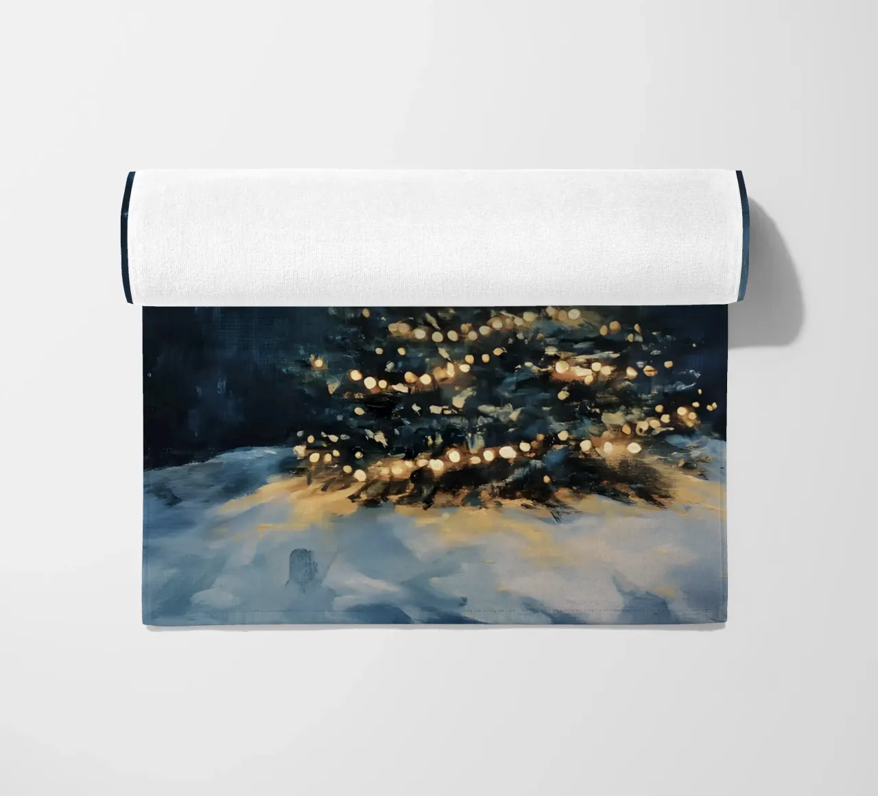 Albero di Natale luminoso nella neve con una stella scintillante telo mare da Studio Vibe