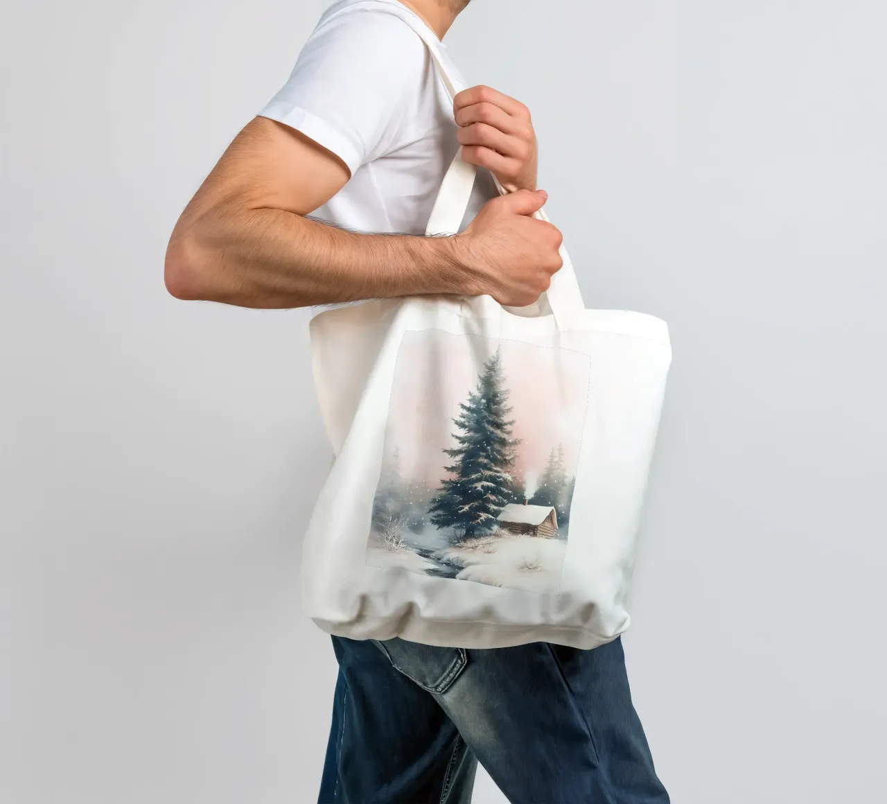 Romantico rifugio invernale in una foresta innevata con ruscello borsa in juta da Studio Vibe