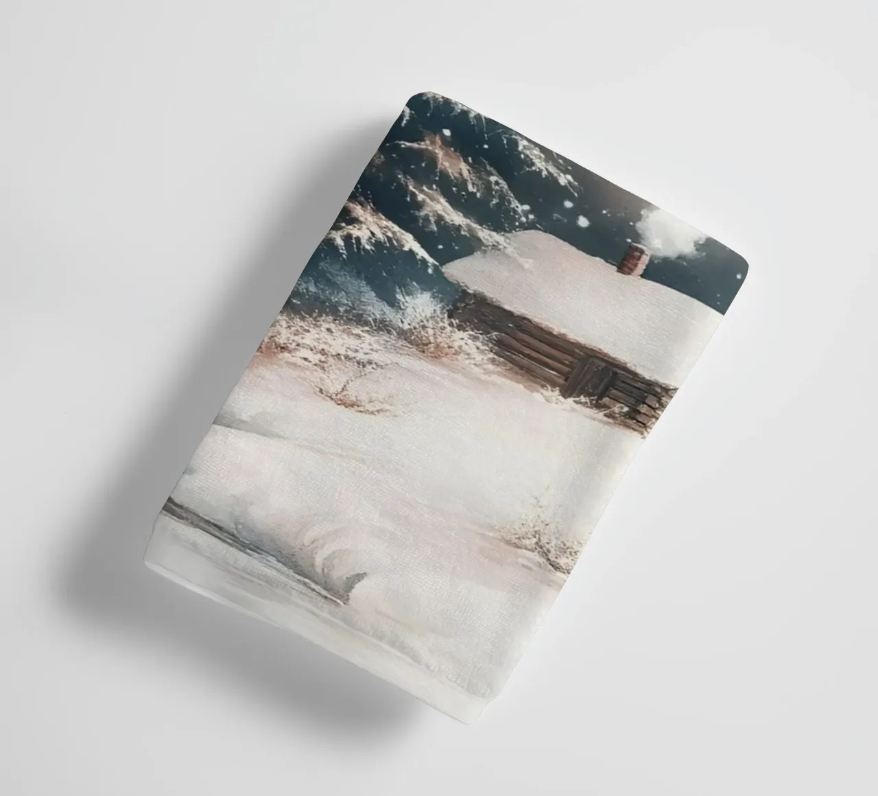 Romantico rifugio invernale in una foresta innevata con ruscello asciugamano da bagno da Studio Vibe