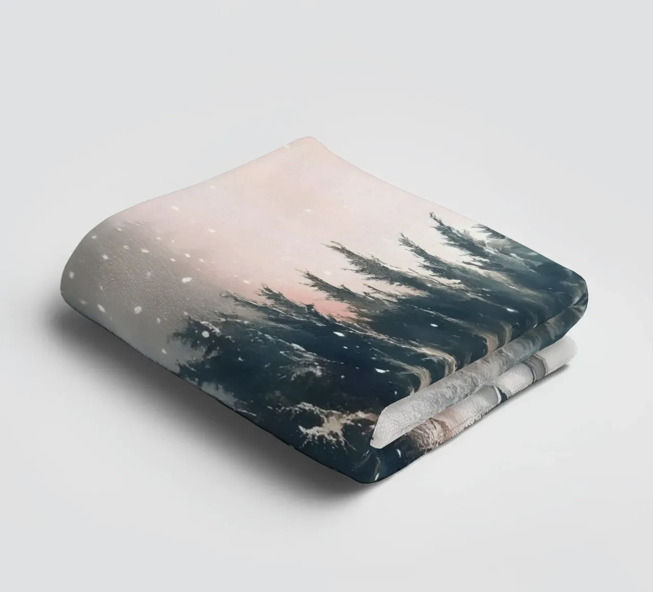 Romantico rifugio invernale in una foresta innevata con ruscello asciugamano da bagno da Studio Vibe