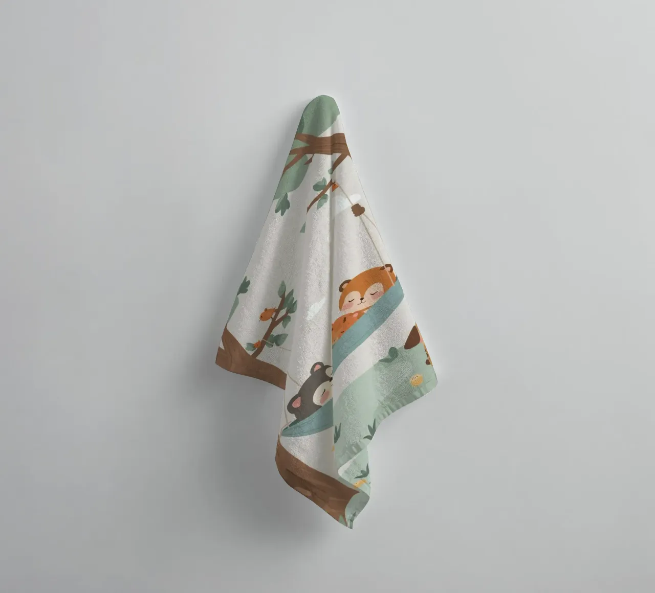 Nursery Cartoon Animals Sleeping in Hammock Between Trees (Animaux dormant dans un hamac entre des arbres) serviette de bain de DesignDoodle