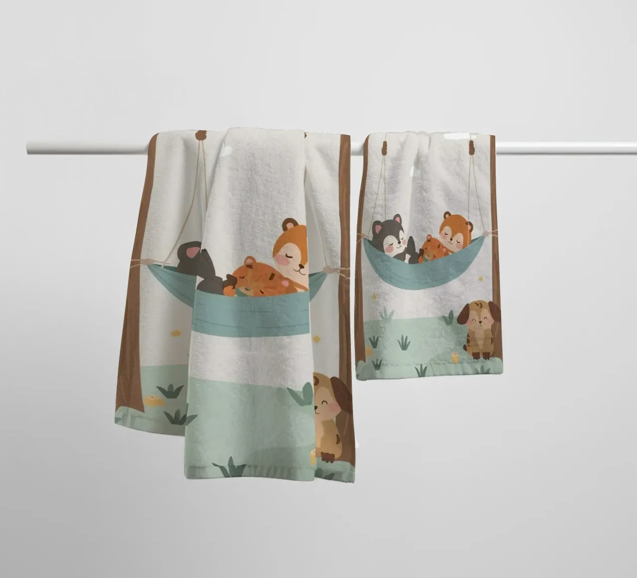Nursery Cartoon Animals Sleeping in Hammock Between Trees (Animaux dormant dans un hamac entre des arbres) serviette de bain de DesignDoodle