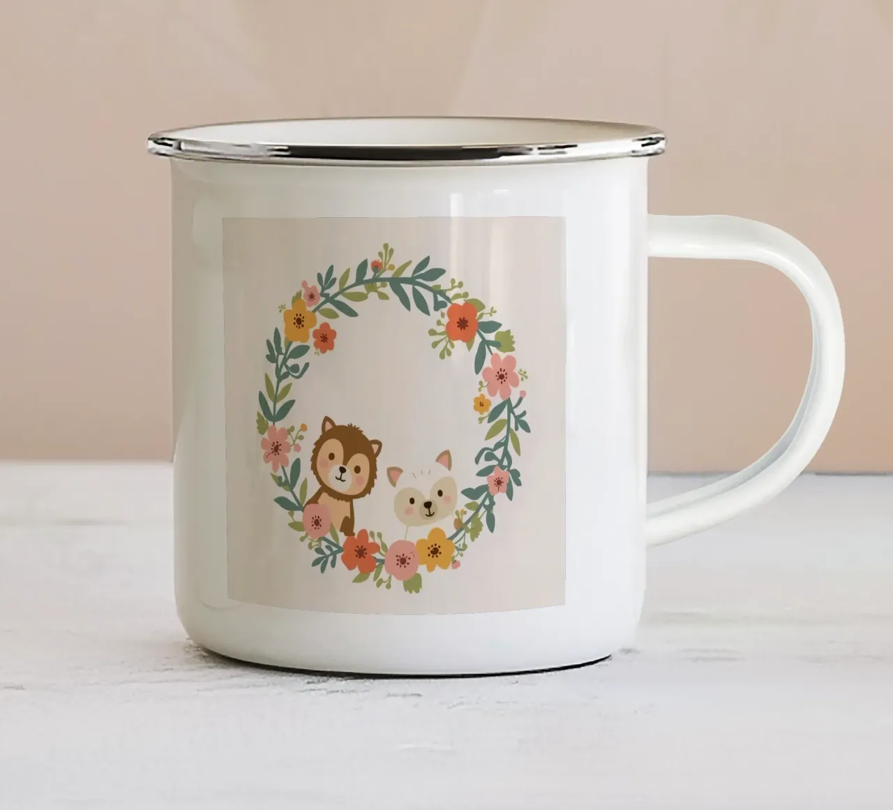 Orsetto e volpe in una ghirlanda floreale tazza in smalto da DesignDoodle