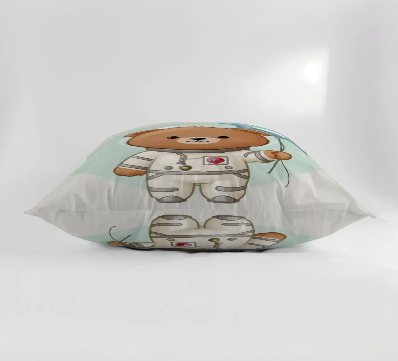 Orso astronauta dei cartoni animati con in mano un palloncino a forma di stella cuscino da DesignDoodle