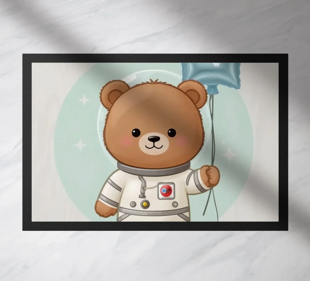 Orso astronauta dei cartoni animati con in mano un palloncino a forma di stella zerbino da DesignDoodle
