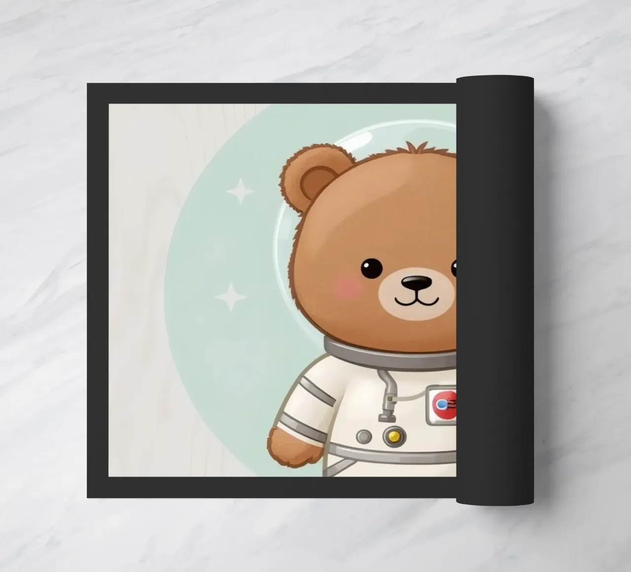 Orso astronauta dei cartoni animati con in mano un palloncino a forma di stella zerbino da DesignDoodle