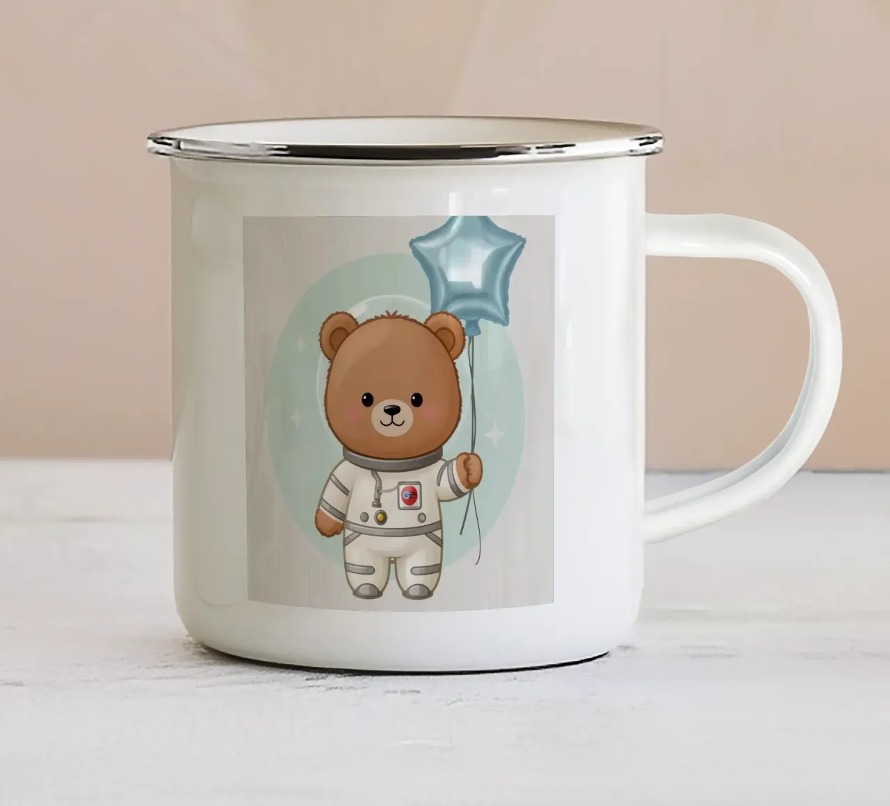 Orso astronauta dei cartoni animati con in mano un palloncino a forma di stella tazza in smalto da DesignDoodle