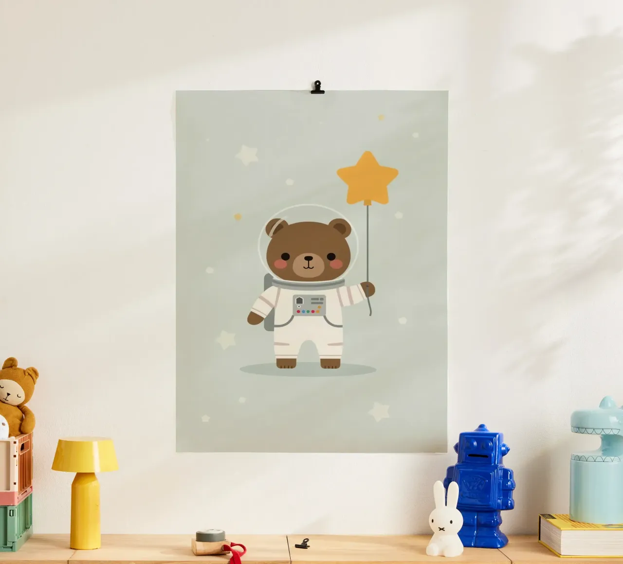 Carino l'orso astronauta dei cartoni animati con palloncino a stella poster da DesignDoodle