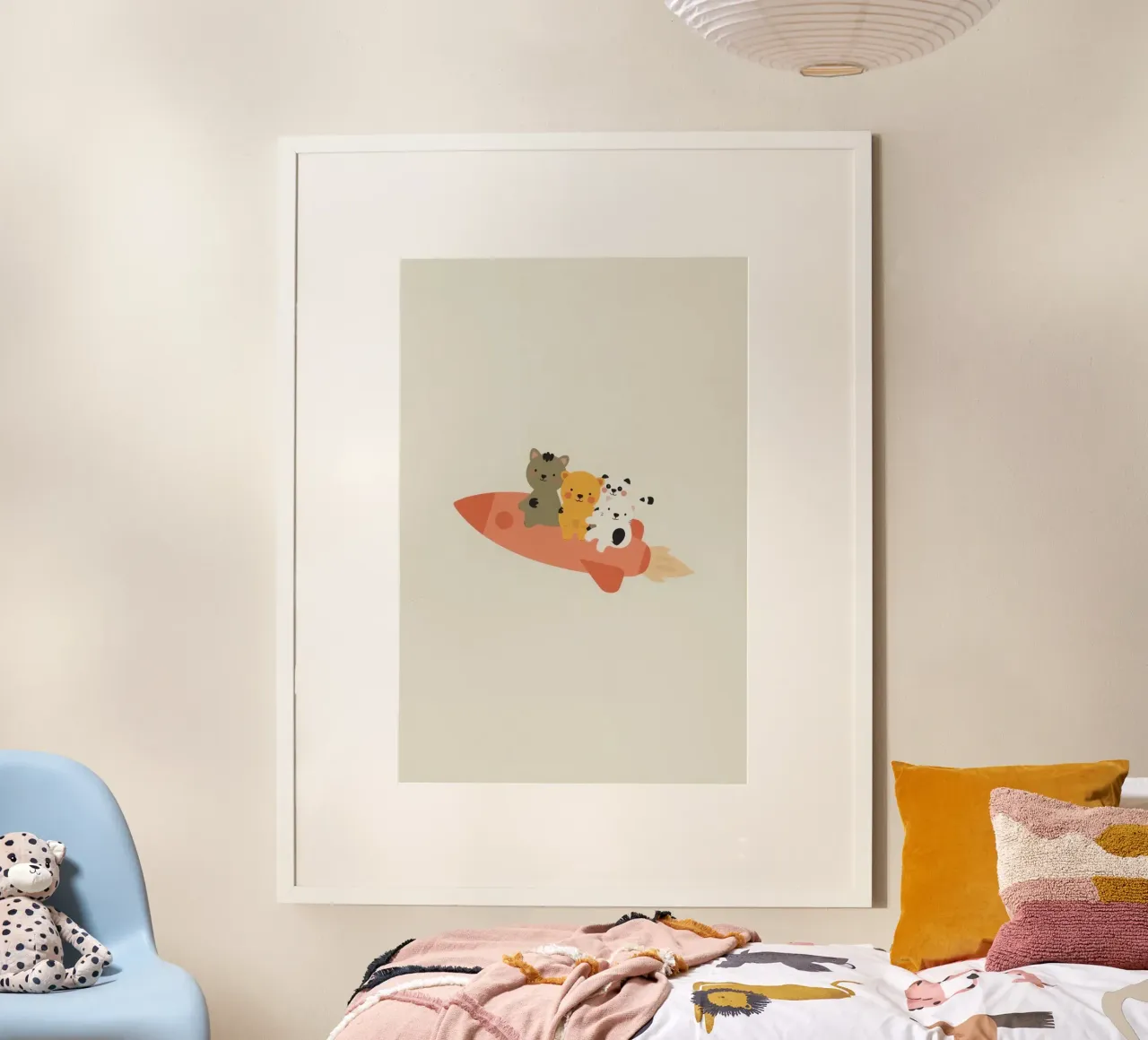 Orsetti simpatici dei cartoni animati che cavalcano un razzo rosso poster con telaio in alluminio da DesignDoodle