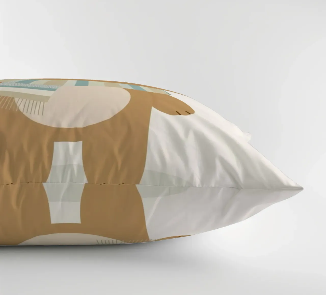 Simpatico orso marrone dei cartoni animati con sciarpa a righe cuscino da DesignDoodle