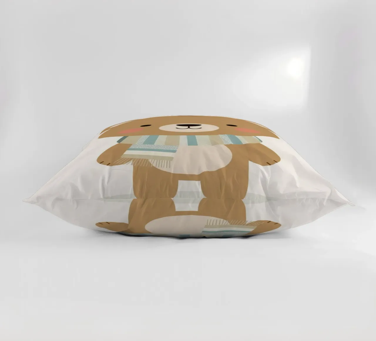 Simpatico orso marrone dei cartoni animati con sciarpa a righe cuscino da DesignDoodle