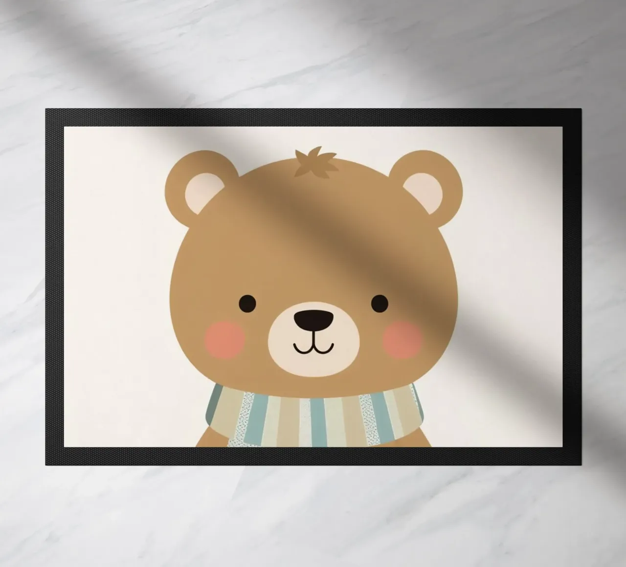 Simpatico orso marrone dei cartoni animati con sciarpa a righe zerbino da DesignDoodle