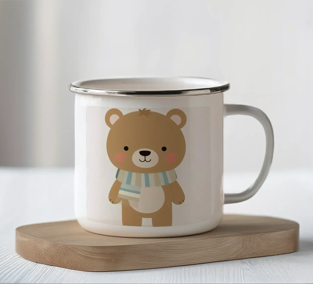 Simpatico orso marrone dei cartoni animati con sciarpa a righe tazza in smalto da DesignDoodle