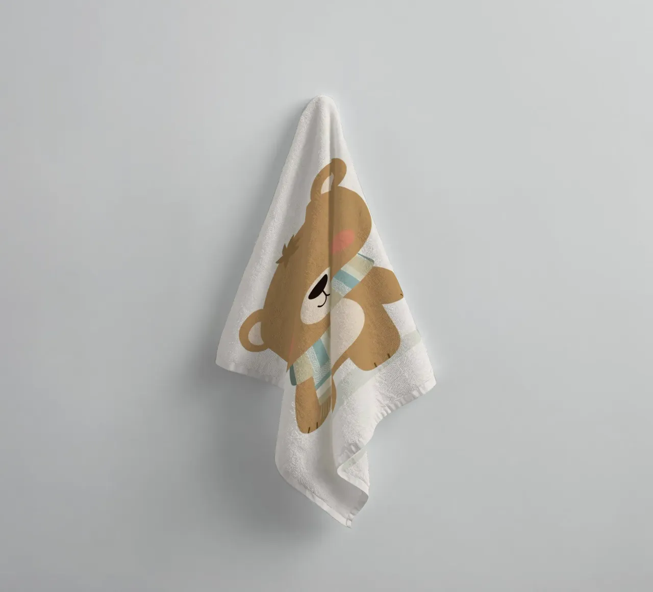 Simpatico orso marrone dei cartoni animati con sciarpa a righe asciugamano da bagno da DesignDoodle