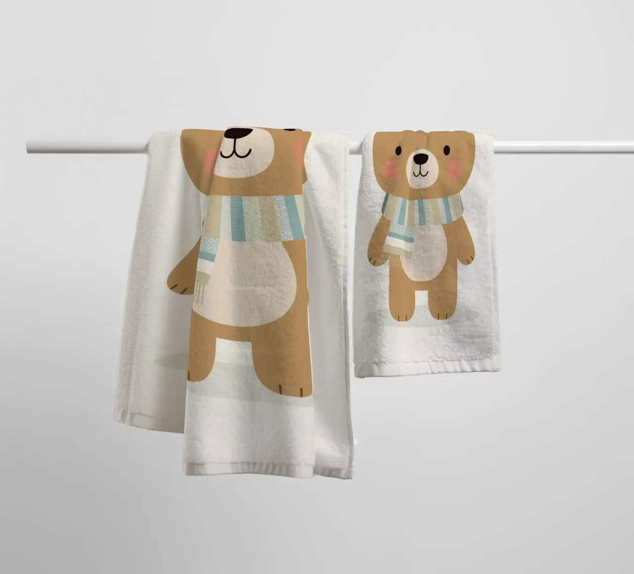 Simpatico orso marrone dei cartoni animati con sciarpa a righe asciugamano da bagno da DesignDoodle