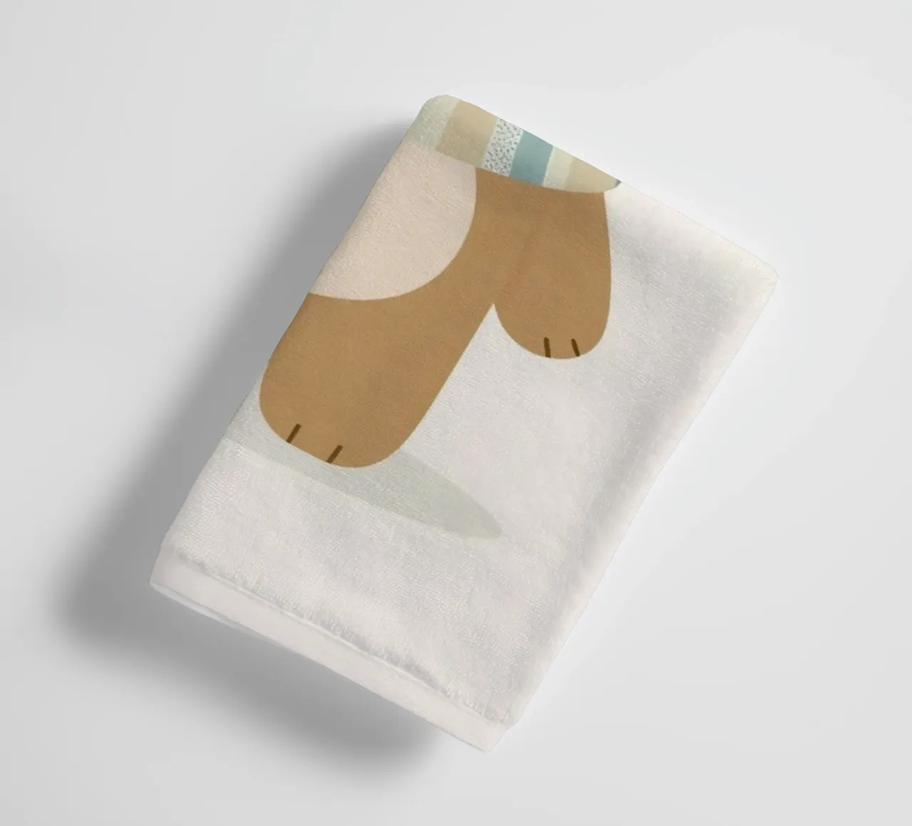 Simpatico orso marrone dei cartoni animati con sciarpa a righe asciugamano da bagno da DesignDoodle