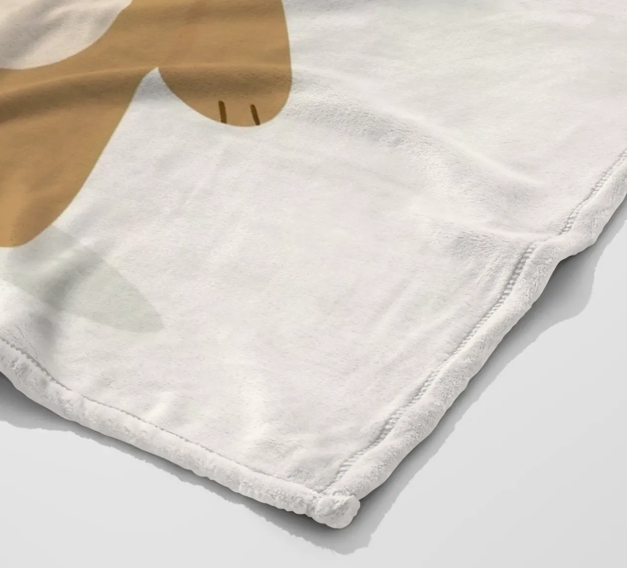 Simpatico orso marrone dei cartoni animati con sciarpa a righe coperta in pile da DesignDoodle
