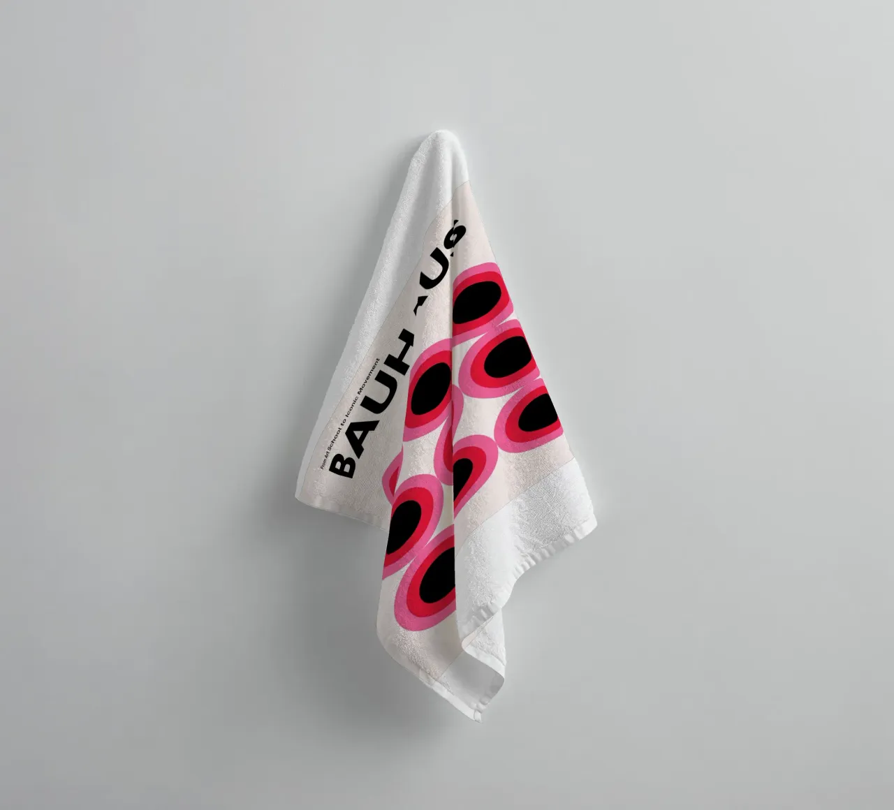 Bauhaus Circles - Art graphique abstrait serviette de bain de Casa Calm