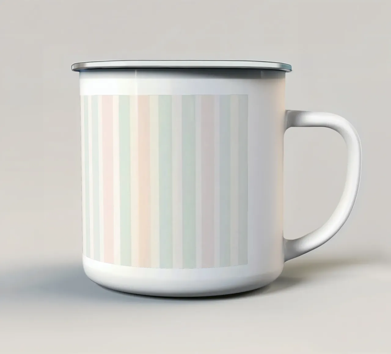 Gatti a cartoni animati su sfondo a righe tazza in smalto da DesignDoodle