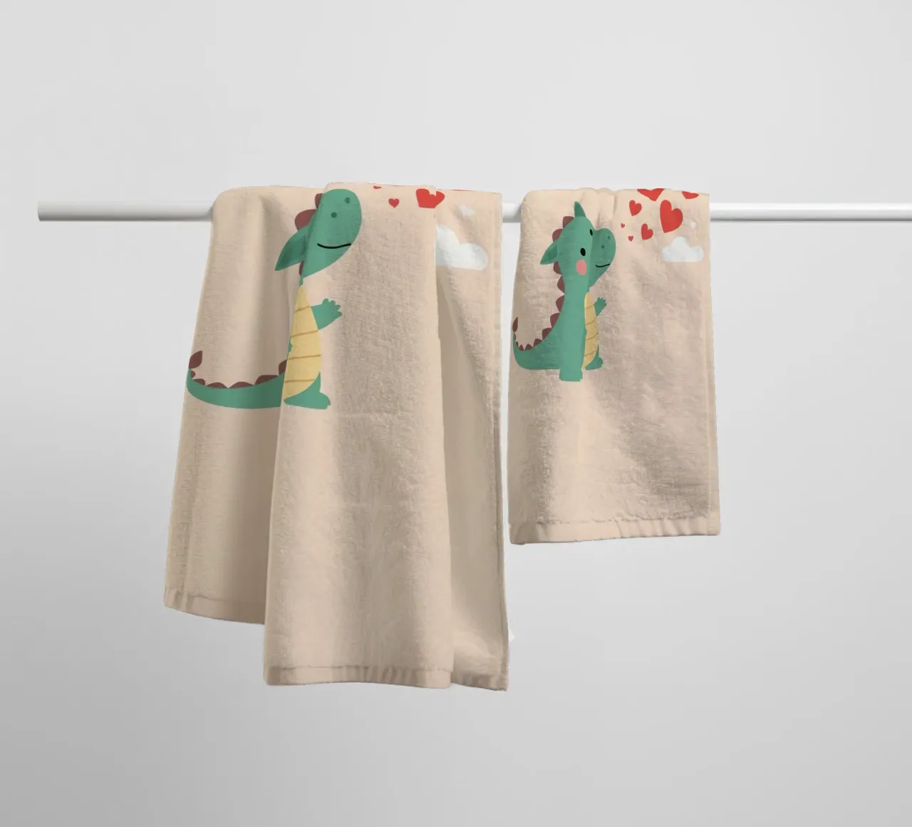 Niedliches Kinderzimmer Cartoon Drache mit Herzen Handtuch von DesignDoodle
