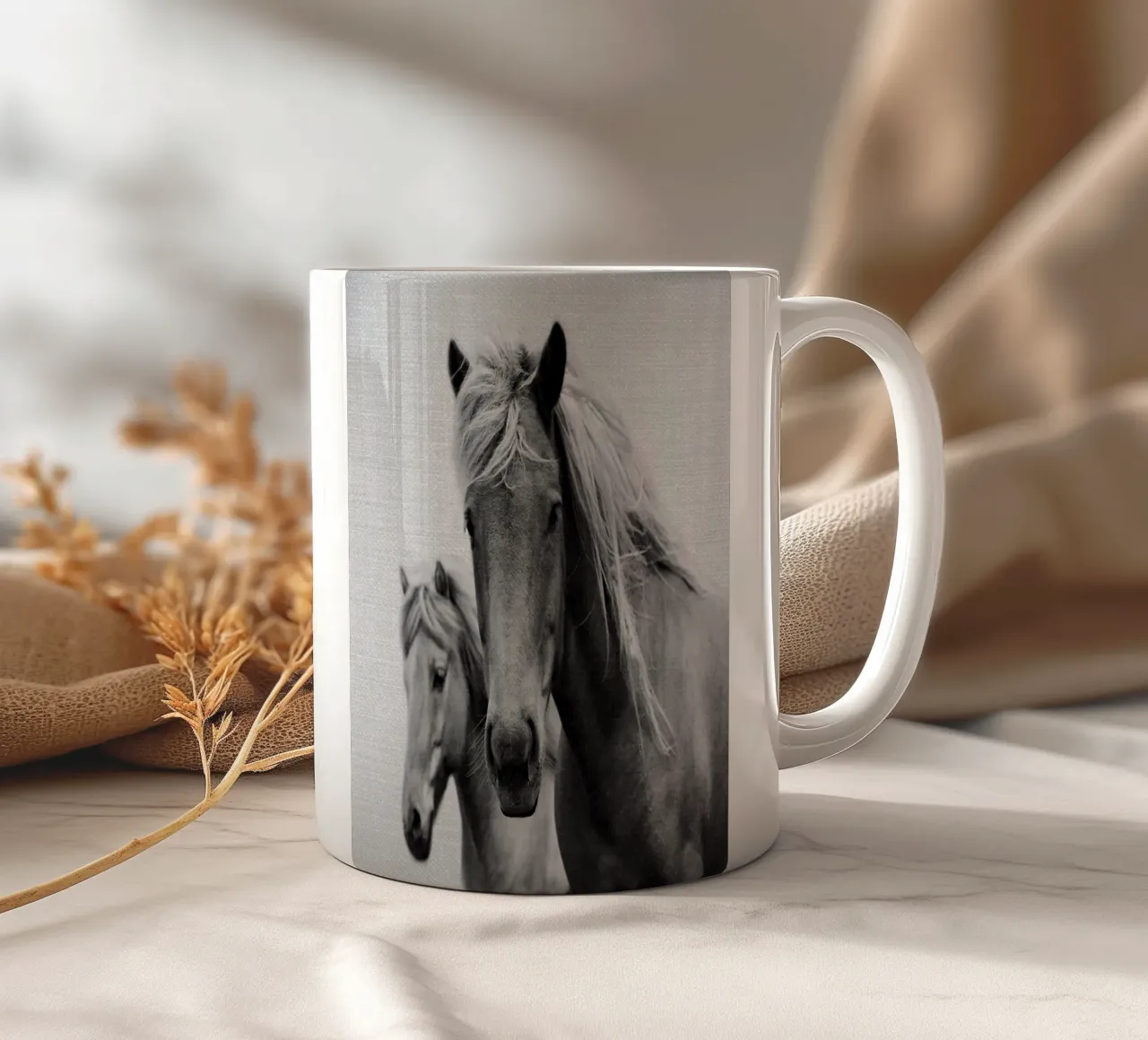 Cavalli in bianco e nero tazza in ceramica da Eldon S Kiser