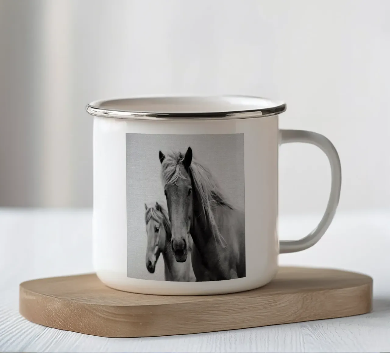 Cavalli in bianco e nero tazza in smalto da Eldon S Kiser