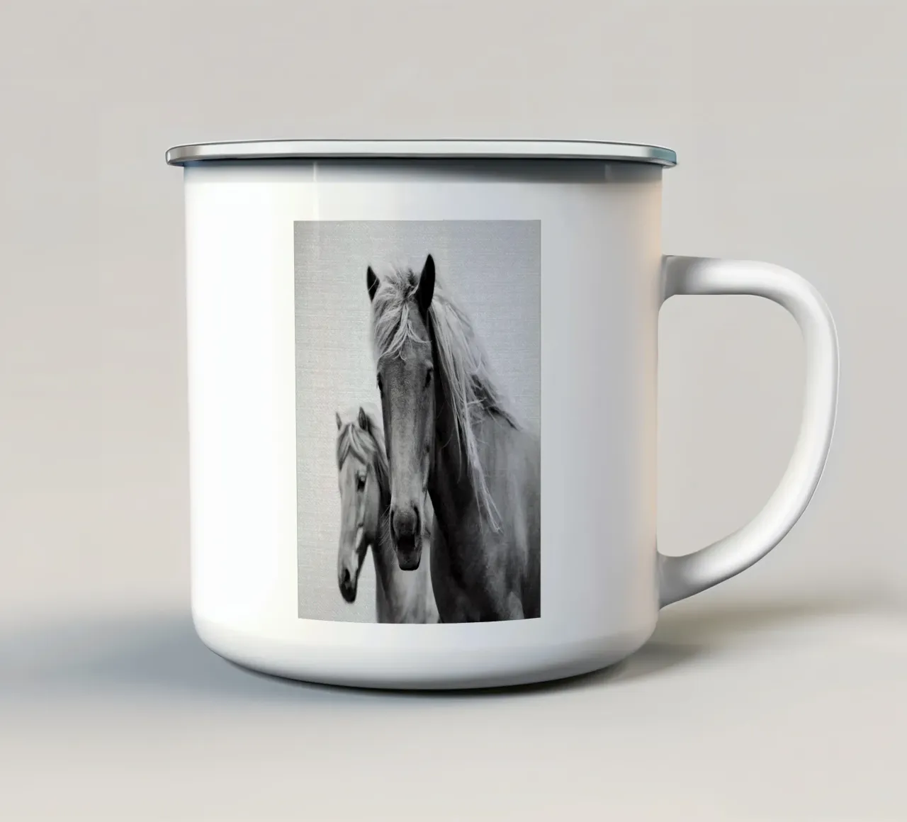 Cavalli in bianco e nero tazza in smalto da Eldon S Kiser