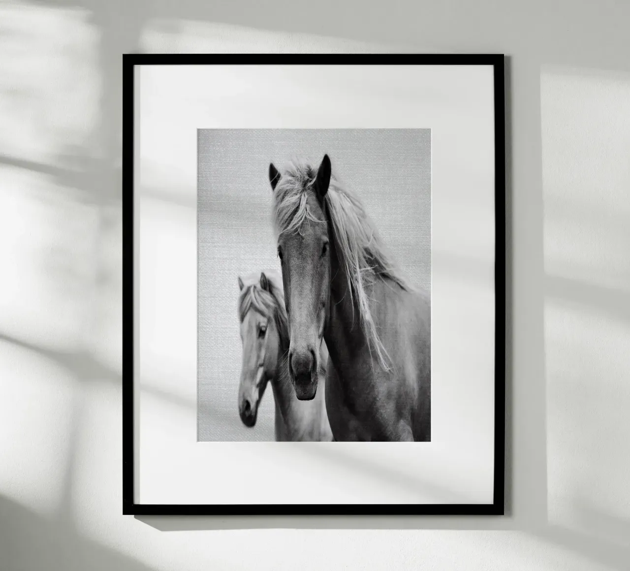 Cavalli in bianco e nero poster con telaio in legno da Eldon S Kiser