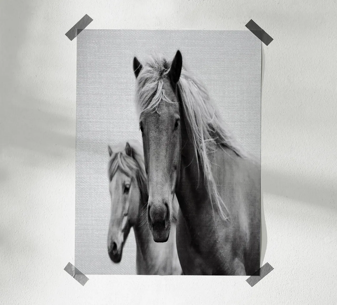 Cavalli in bianco e nero poster con telaio in legno da Eldon S Kiser