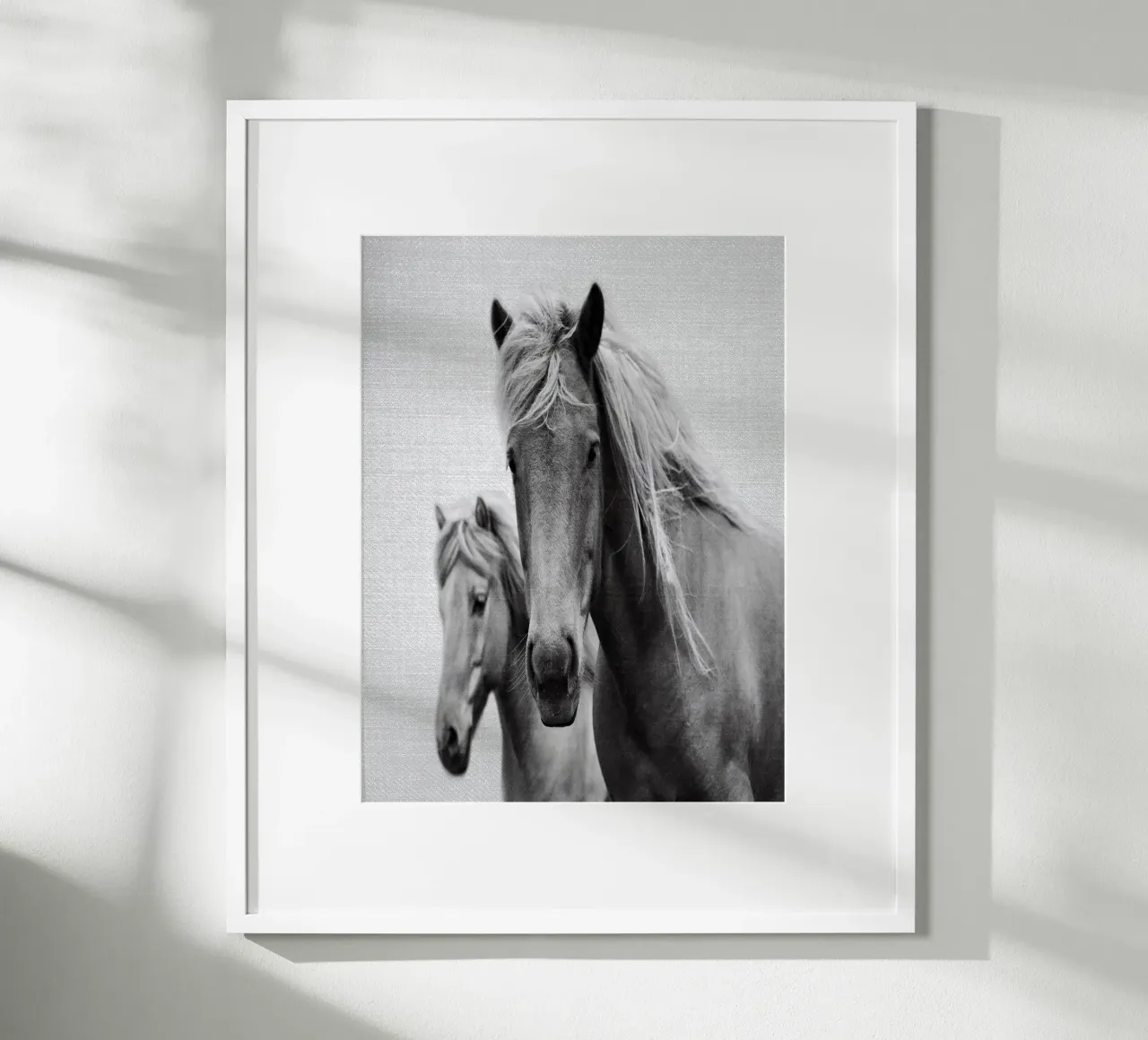 Cavalli in bianco e nero poster con telaio in legno da Eldon S Kiser