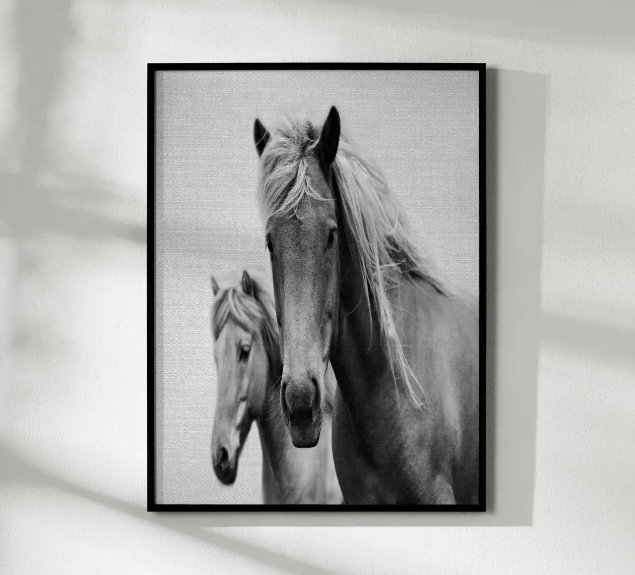 Cavalli in bianco e nero poster con telaio in legno da Eldon S Kiser